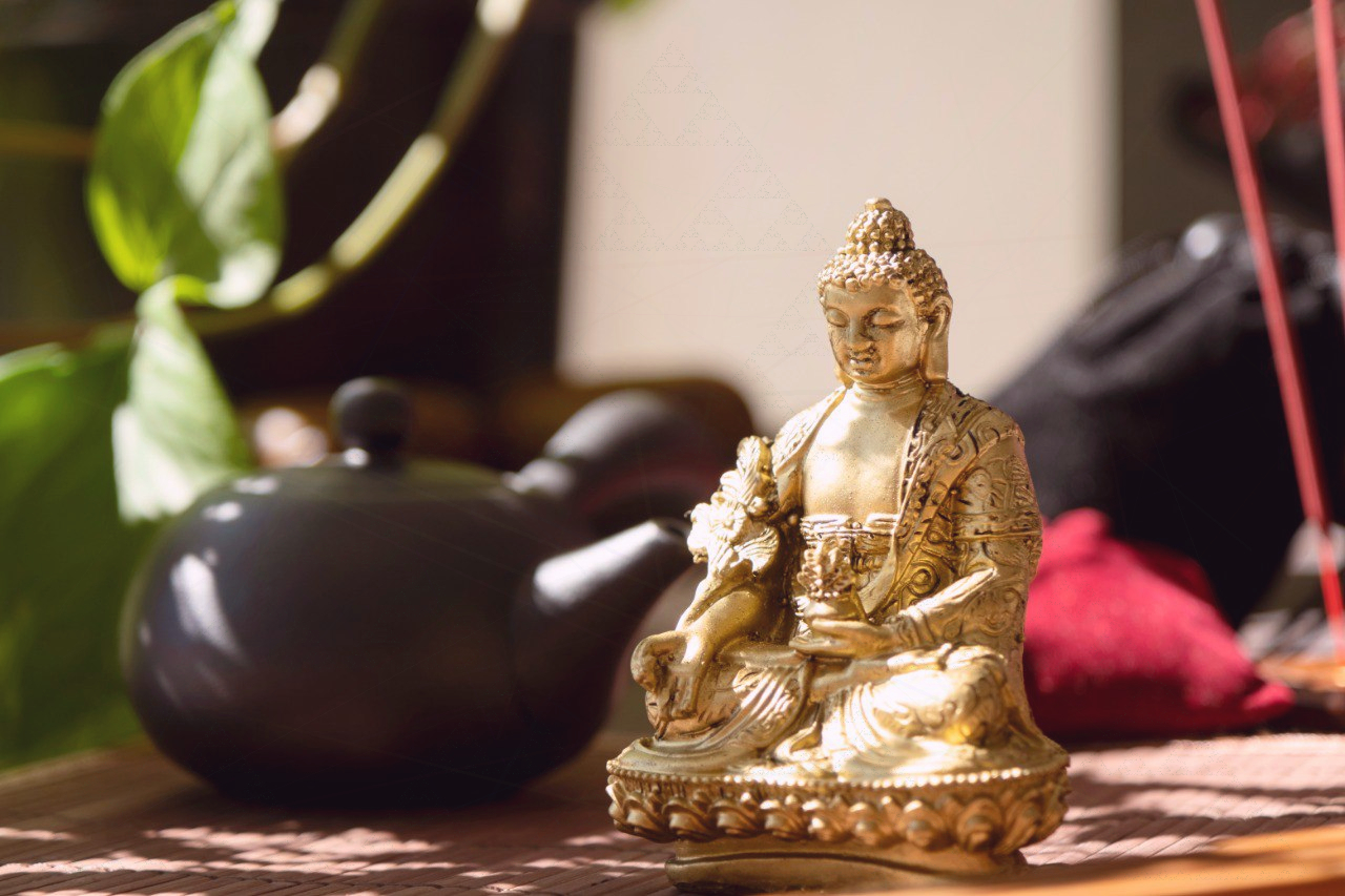 Practician yoga în mijlocul unui ritual aromatic